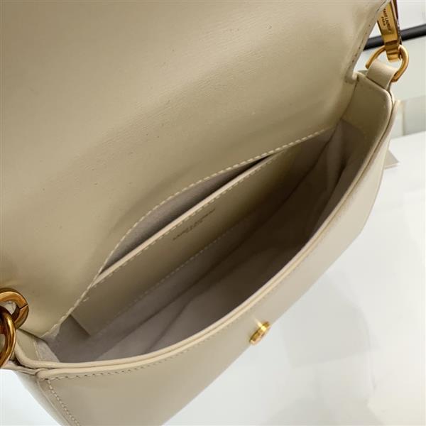 2026224192627305 800